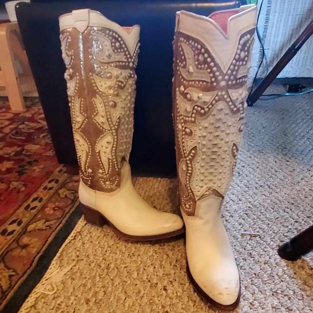 Frye Deborah Studded Boots in Cream sz 6
